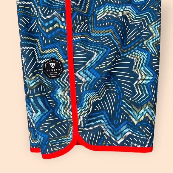 VISSLA 9.5" Boardshorts 19" Outseam in Blue, Red, multi-color Men's 31" Waist - Picture 7 of 14